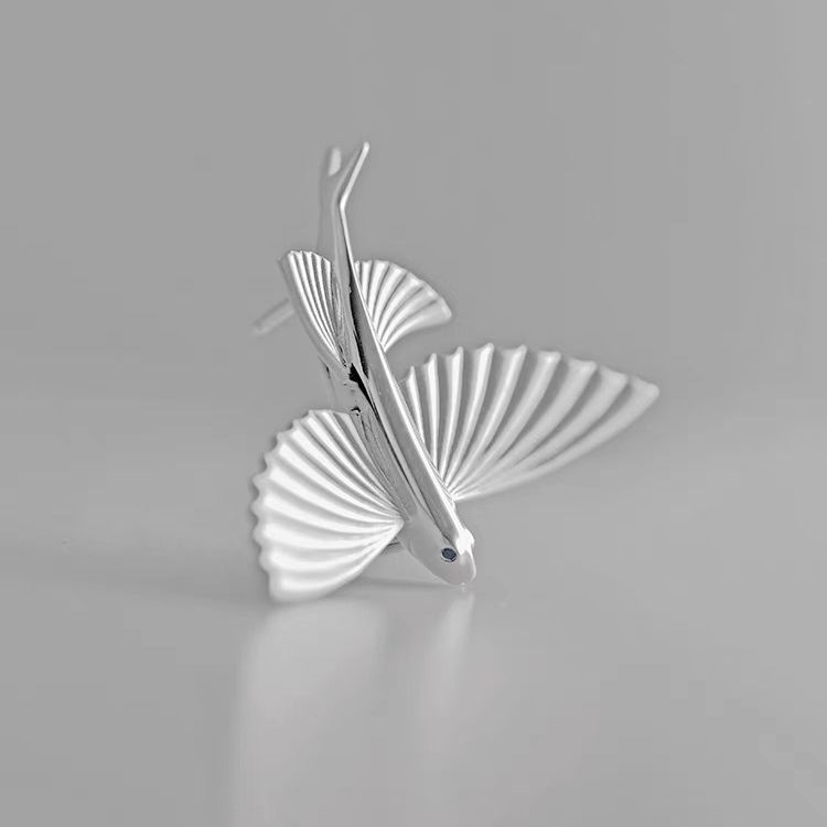Broșă de costum cu design pește zburător din adâncuri – aliaj de zinc; placare electrolitică; unisex; cadou și decor