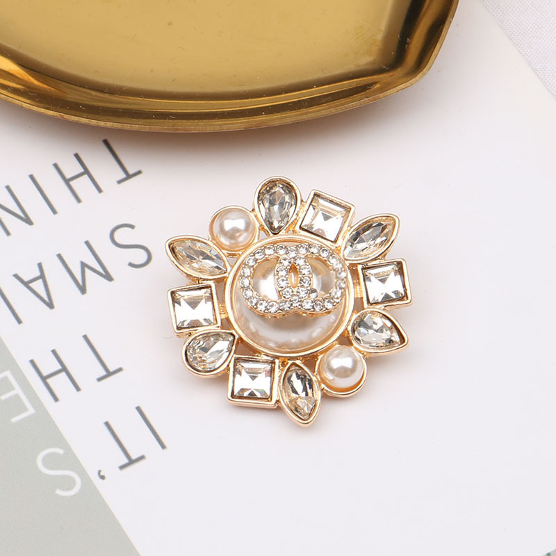 Broșă din aliaj, cu perle montate, design în stil K, cu motiv litere, accesoriu decorativ