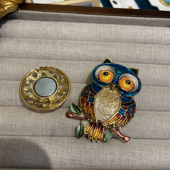 Broșă bufniță din cupru, placare electrolitică, stil geometric medieval, accesoriu decorativ, cadou