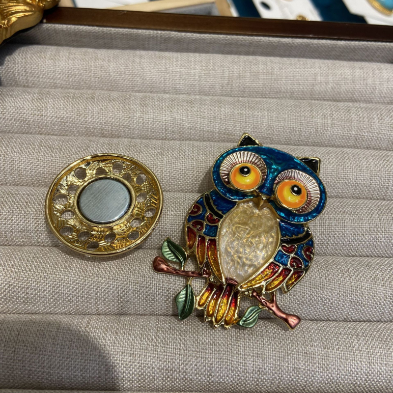 Broșă bufniță din cupru, placare electrolitică, stil geometric medieval, accesoriu decorativ, cadou