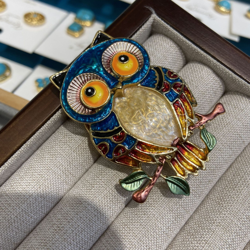Broșă bufniță din cupru, placare electrolitică, stil geometric medieval, accesoriu decorativ, cadou