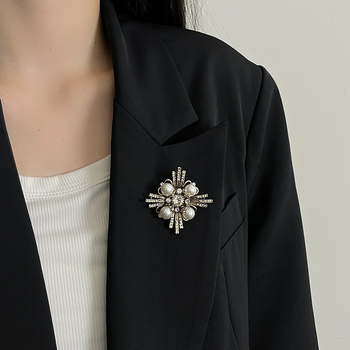 Broșă vintage cu cruce, diamante și perle pentru femei, cupru-zirconiu, 24 g, stil retro