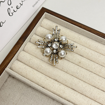 Broșă vintage cu cruce, diamante și perle pentru femei, cupru-zirconiu, 24 g, stil retro