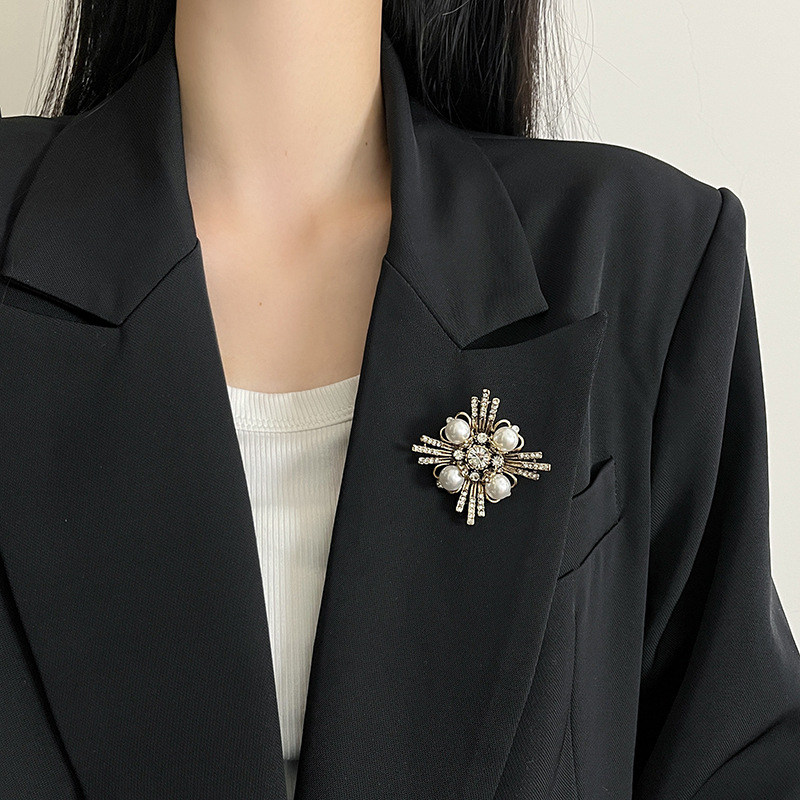 Broșă vintage cu cruce, diamante și perle pentru femei, cupru-zirconiu, 24 g, stil retro