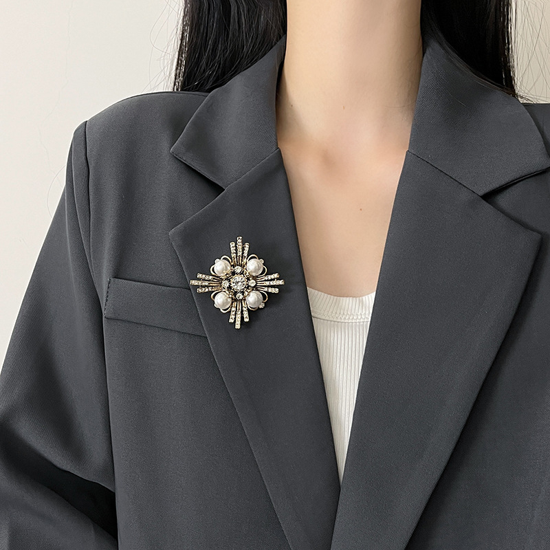 Broșă vintage cu cruce, diamante și perle pentru femei, cupru-zirconiu, 24 g, stil retro