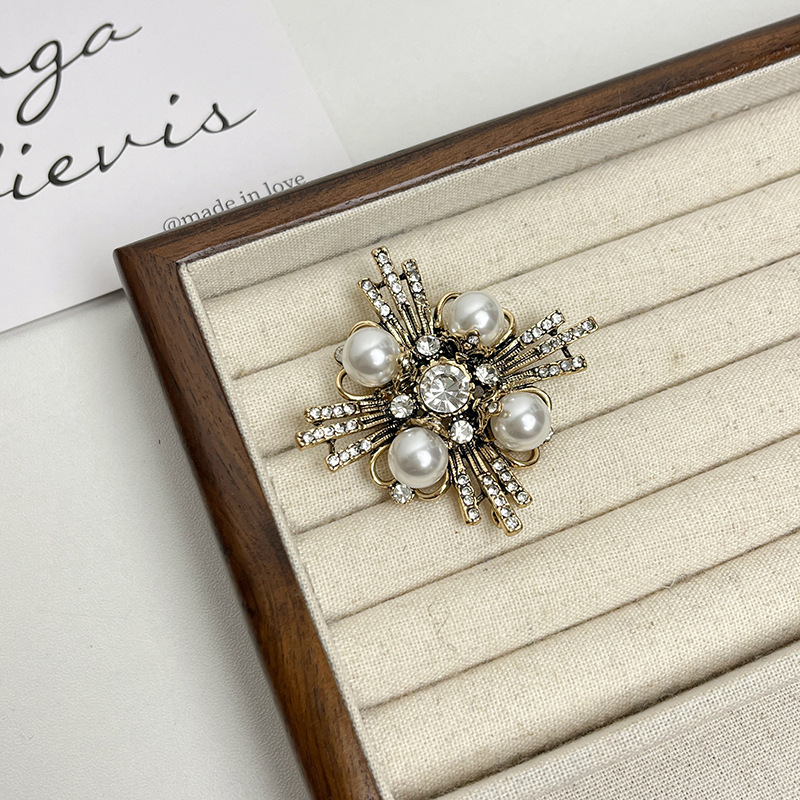 Broșă vintage cu cruce, diamante și perle pentru femei, cupru-zirconiu, 24 g, stil retro