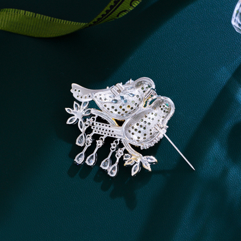 Broșă din cupru cu zircon micro-incrustat — stil coreean, motiv pasăre, finisaj electroplatinat