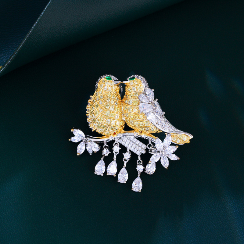 Broșă din cupru cu zircon micro-incrustat — stil coreean, motiv pasăre, finisaj electroplatinat