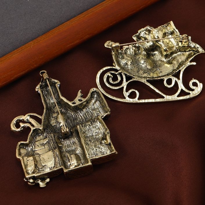 Ötvözetből készült korzázs kitűző, karácsonyi stílus, uniszex, forma: szán – ideális ajándék alkalmazottaknak és évfordulókra