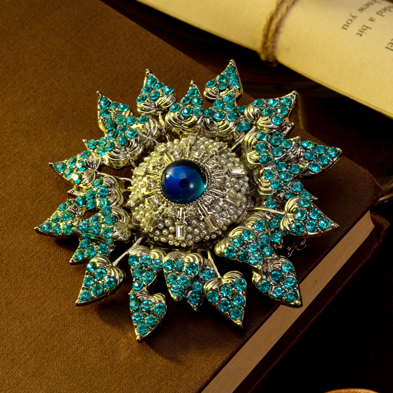Broșă cu floare, stil vintage, aliaj, cu diamante montate, formă de floare și frunze, Primăvara 2024