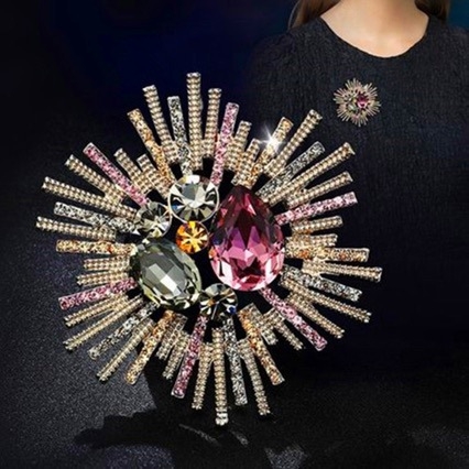 Accesorii — broșă, cupru încrustat cu zirconiu, formă de flori și frunze, montură cu diamante