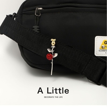 Broșă cu floare de trandafir – aliaj zinc, placare electrochimică, unisex, decorativă și cadou, vara 2024
