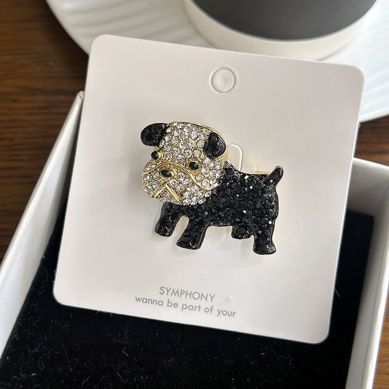 Broșă cu cățeluș desenat în stil cartoon – accente diamantate, materiale mixte, decorativ, cadou