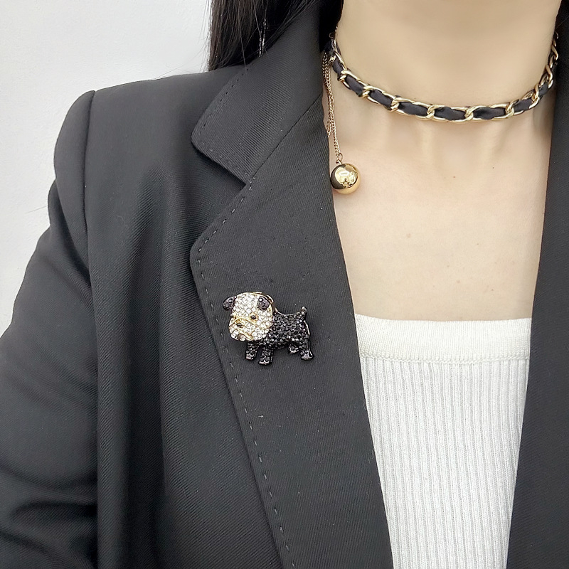 Broșă cu cățeluș desenat în stil cartoon – accente diamantate, materiale mixte, decorativ, cadou