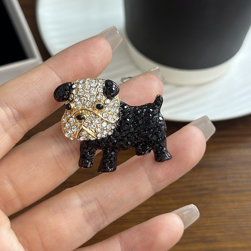 Broșă cu cățeluș desenat în stil cartoon – accente diamantate, materiale mixte, decorativ, cadou