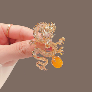 Broșă dragon-zodie – aliaj, placare aurie, cristale, stil chinezesc