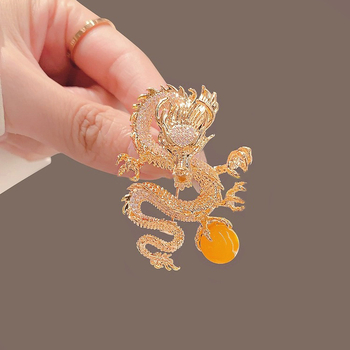 Broșă dragon-zodie – aliaj, placare aurie, cristale, stil chinezesc