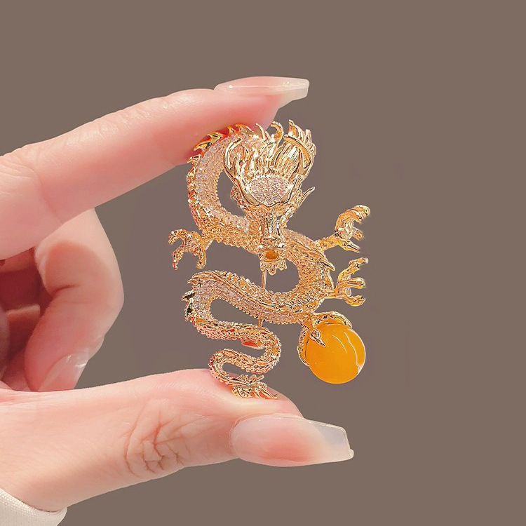 Broșă dragon-zodie – aliaj, placare aurie, cristale, stil chinezesc