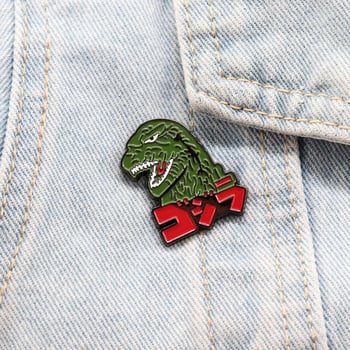 Broš – Personalizirana životinjska karikatura dinosaura Godzilla; materijal: legura; završna obrada: bojena; funkcija: ukrašavanje; unisex; izdanje: zima 2024