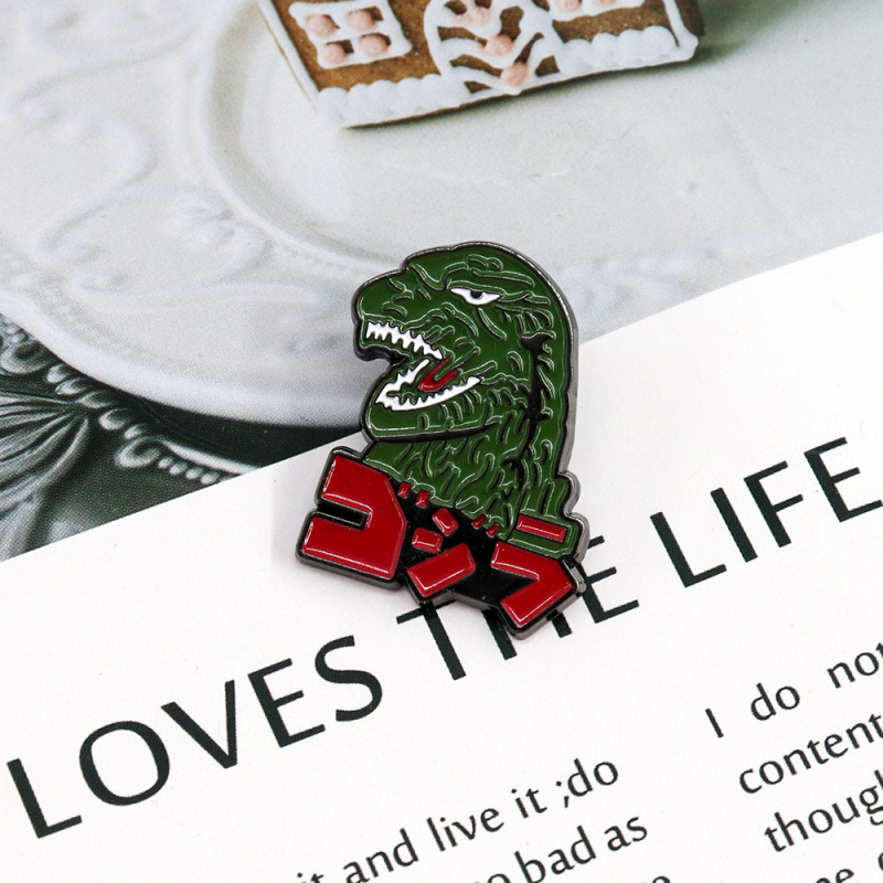 Broš – Personalizirana životinjska karikatura dinosaura Godzilla; materijal: legura; završna obrada: bojena; funkcija: ukrašavanje; unisex; izdanje: zima 2024