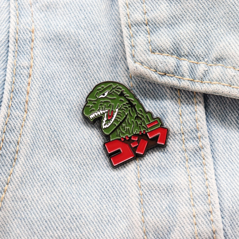 Broš – Personalizirana životinjska karikatura dinosaura Godzilla; materijal: legura; završna obrada: bojena; funkcija: ukrašavanje; unisex; izdanje: zima 2024