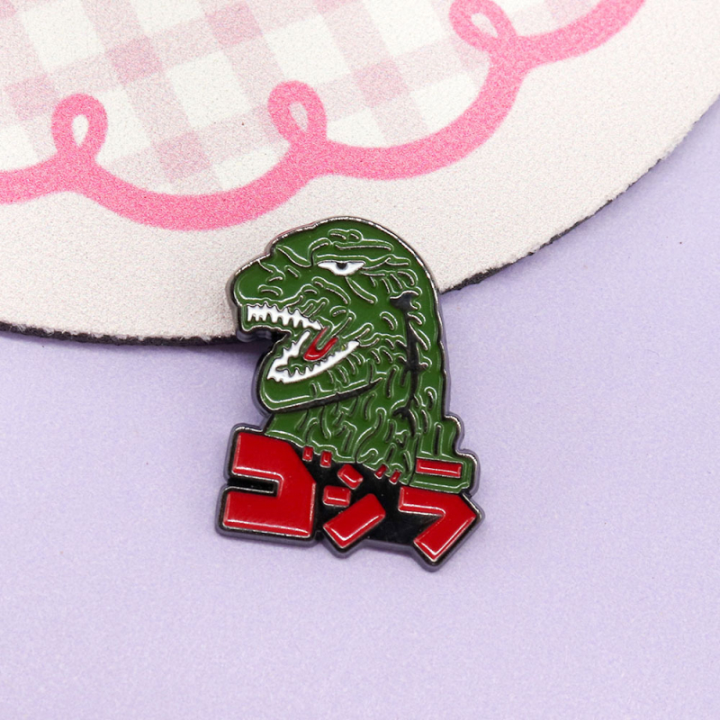 Broš – Personalizirana životinjska karikatura dinosaura Godzilla; materijal: legura; završna obrada: bojena; funkcija: ukrašavanje; unisex; izdanje: zima 2024