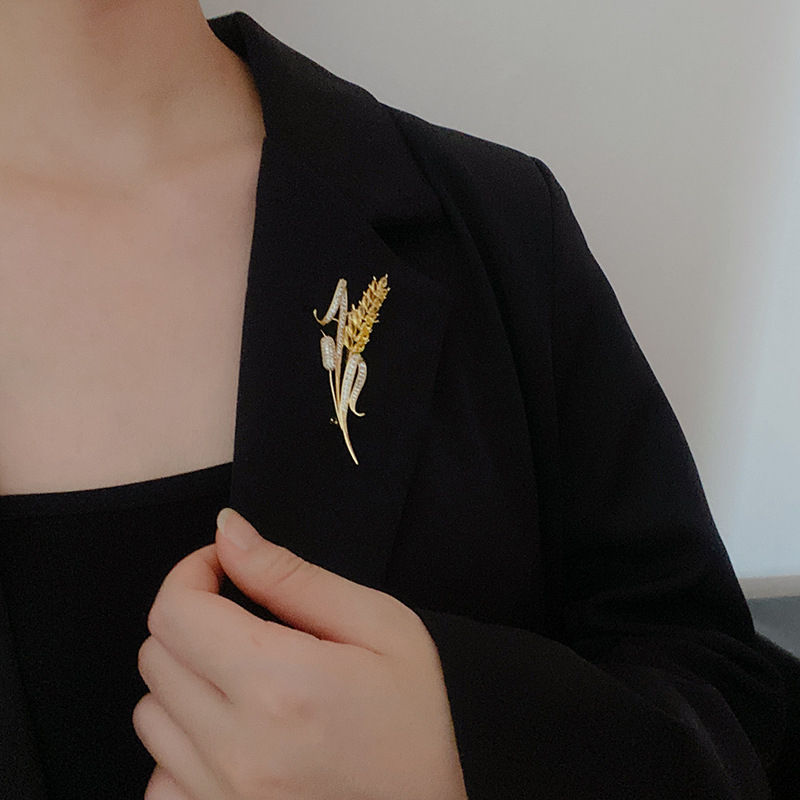 Réz kitűző búza szára motívummal, geometriai forma, gyémántokkal díszítve, női dekoratív kiegészítő