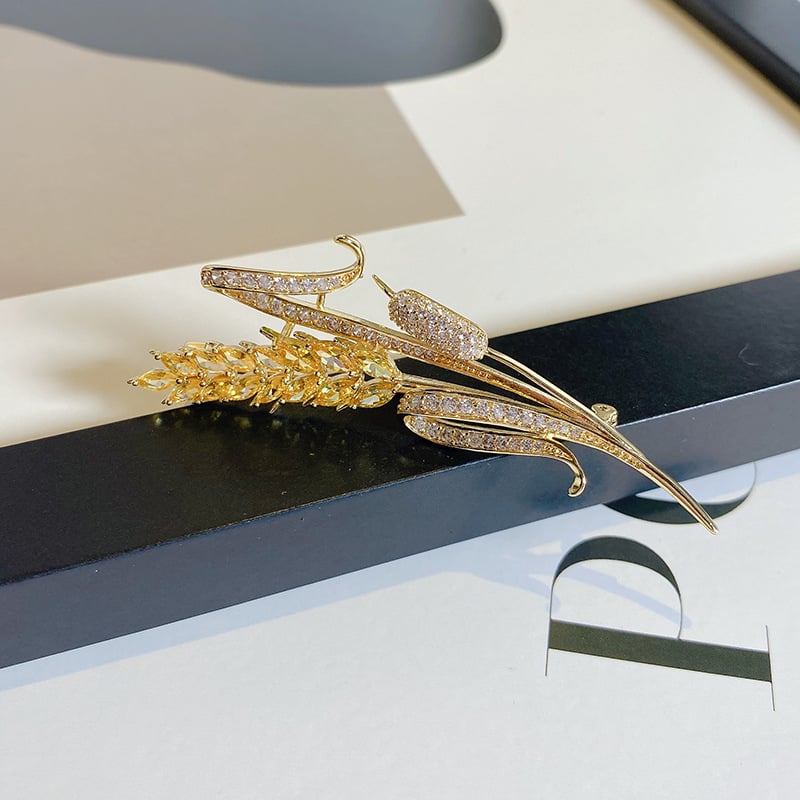 Réz kitűző búza szára motívummal, geometriai forma, gyémántokkal díszítve, női dekoratív kiegészítő