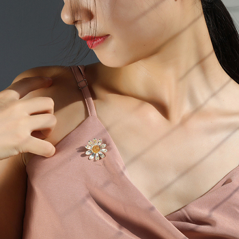 Broșă - Motiv floare margaretă; stil: feminin, proaspăt; (Material: aliaj; Design: flori; Tratament: electroplacare; Funcție: decor)