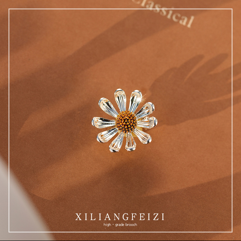 Broșă - Motiv floare margaretă; stil: feminin, proaspăt; (Material: aliaj; Design: flori; Tratament: electroplacare; Funcție: decor)