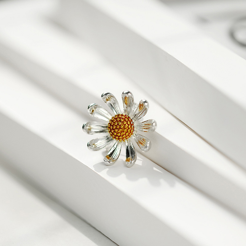 Broșă - Motiv floare margaretă; stil: feminin, proaspăt; (Material: aliaj; Design: flori; Tratament: electroplacare; Funcție: decor)