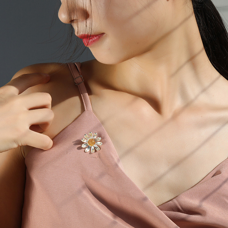 Broșă - Motiv floare margaretă; stil: feminin, proaspăt; (Material: aliaj; Design: flori; Tratament: electroplacare; Funcție: decor)