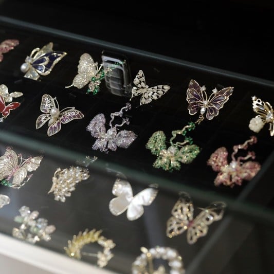 Rovar alakú kitűző, réz anyagú, elektroplakolás, dekoratív kiegészítő nőknek, sokoldalú stílus