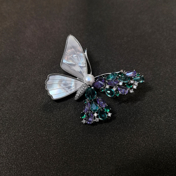 Gyöngyös pillangó kitűző — ötvözött anyagból, rovar alak, elektroplattálás, könnyű luxus stílusú dekoratív kiegészítő