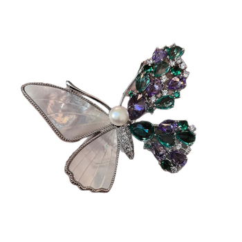 Gyöngyös pillangó kitűző — ötvözött anyagból, rovar alak, elektroplattálás, könnyű luxus stílusú dekoratív kiegészítő