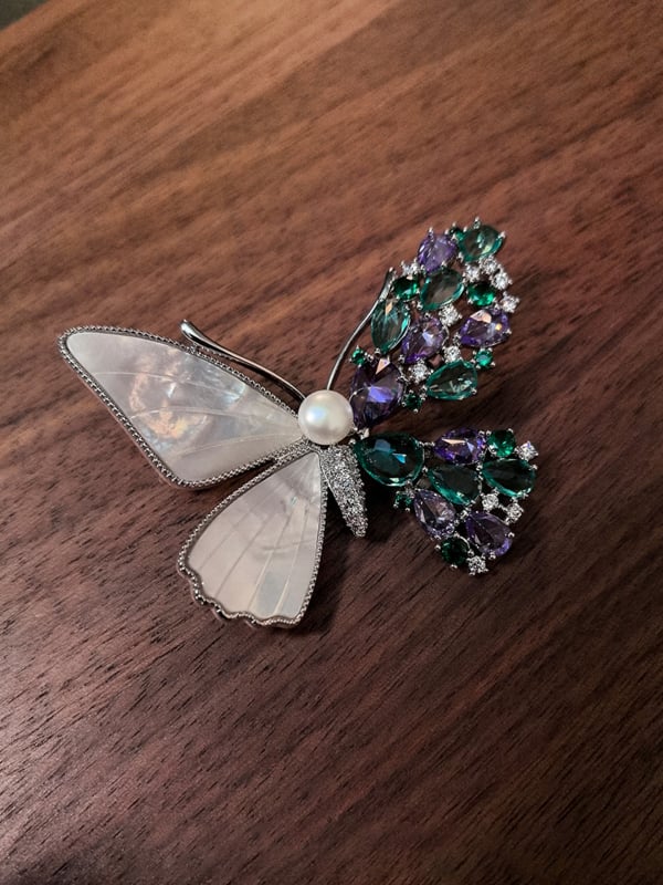 Gyöngyös pillangó kitűző — ötvözött anyagból, rovar alak, elektroplattálás, könnyű luxus stílusú dekoratív kiegészítő