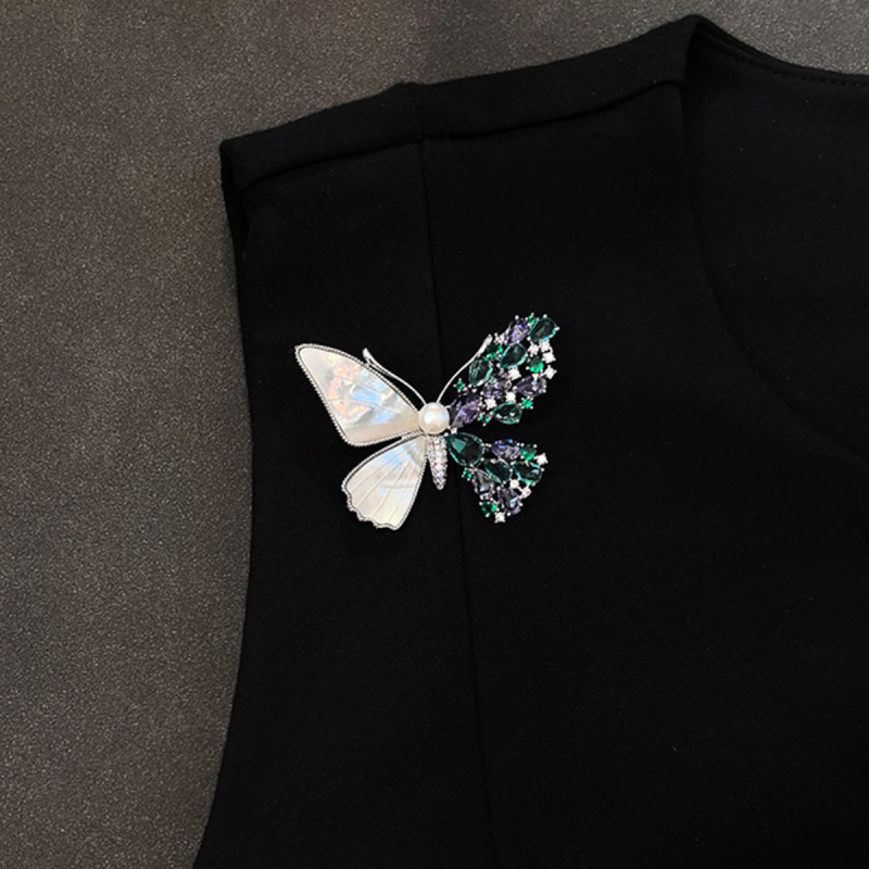 Gyöngyös pillangó kitűző — ötvözött anyagból, rovar alak, elektroplattálás, könnyű luxus stílusú dekoratív kiegészítő