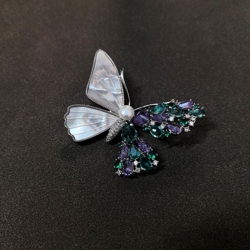 Gyöngyös pillangó kitűző — ötvözött anyagból, rovar alak, elektroplattálás, könnyű luxus stílusú dekoratív kiegészítő