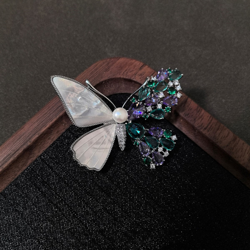 Gyöngyös pillangó kitűző — ötvözött anyagból, rovar alak, elektroplattálás, könnyű luxus stílusú dekoratív kiegészítő