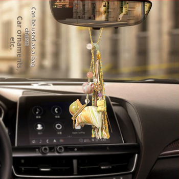 Autó dísz — Eredeti dizájn; kézzel készült; faanyag; minta: medvék és kisállatok.