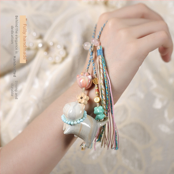 Autó dísz — Eredeti dizájn; kézzel készült; faanyag; minta: medvék és kisállatok.