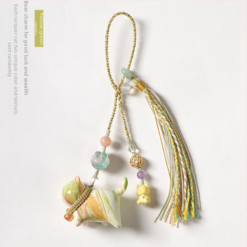 Autó dísz — Eredeti dizájn; kézzel készült; faanyag; minta: medvék és kisállatok.