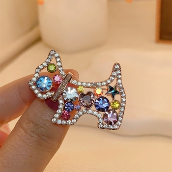 Kutyus rajzfilm kitűző, réz anyag, elektroplátolás, magas minőség érzet, uniszex