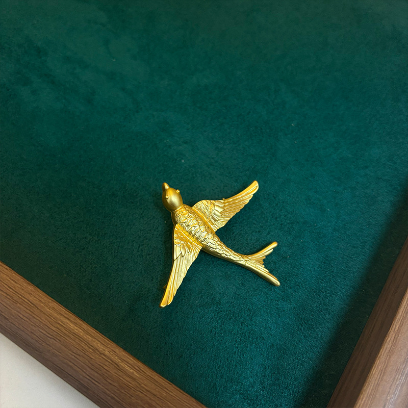 Ötvözetből készült kitűző – repülő madár, retro stílus, állat alak, elektroplakkolás