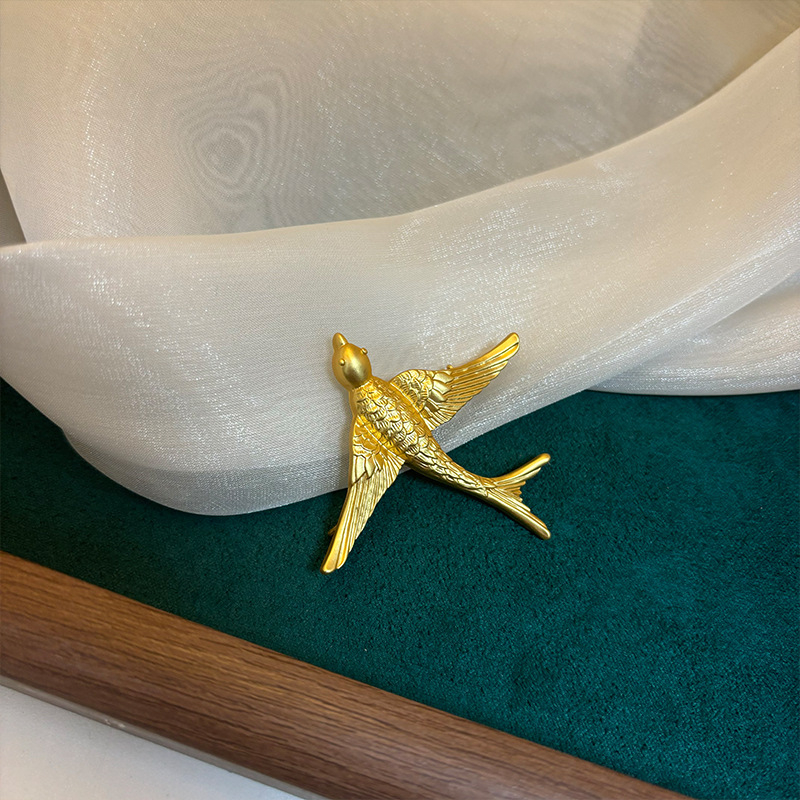Ötvözetből készült kitűző – repülő madár, retro stílus, állat alak, elektroplakkolás