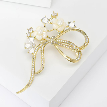 Brooch kagylóvirág motívummal, elektroplattált; formák: korona, virág, masni, levél; uniszex divatkiegészítő