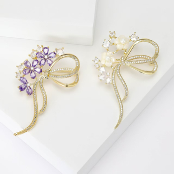 Brooch kagylóvirág motívummal, elektroplattált; formák: korona, virág, masni, levél; uniszex divatkiegészítő