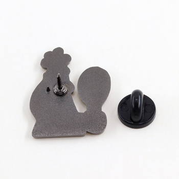 Emailezett kitűző – rajzfilmszerű stílus, geometriai forma, elektroplakolás