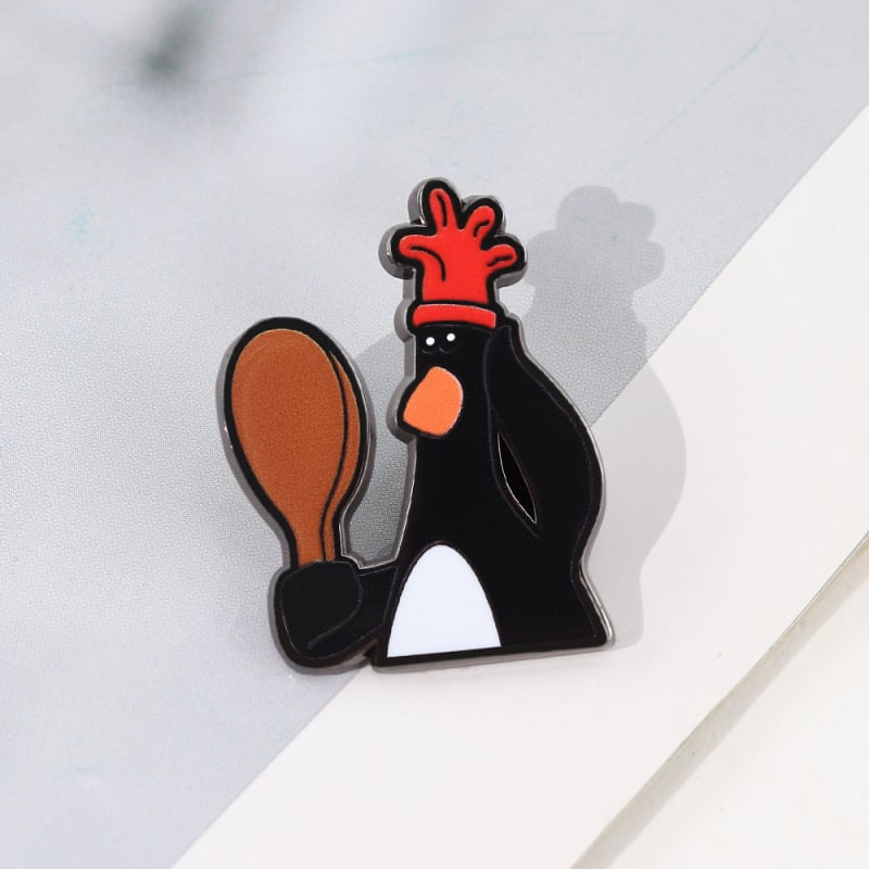 Emailezett kitűző – rajzfilmszerű stílus, geometriai forma, elektroplakolás