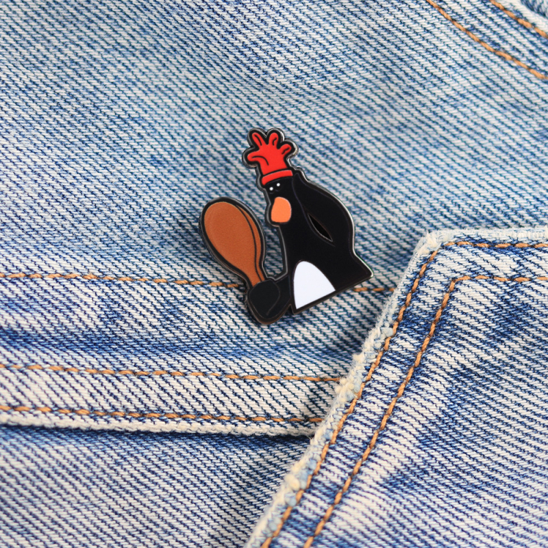 Emailezett kitűző – rajzfilmszerű stílus, geometriai forma, elektroplakolás